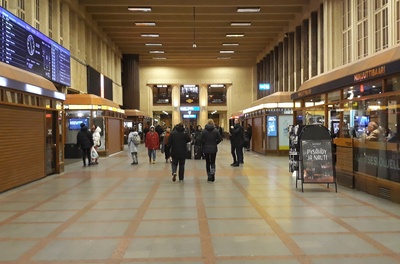 Kaivokatu 1. Vironniemen päiväkodin lapsia ja aikuisia pohjoisen puoleisessa asemahallissa tutustumiskäynnillään Helsingin rautatieasemaan. rephoto