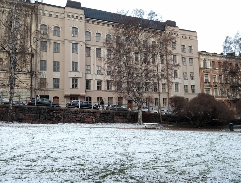 Istutustöitä Katajanokan puistossa rephoto