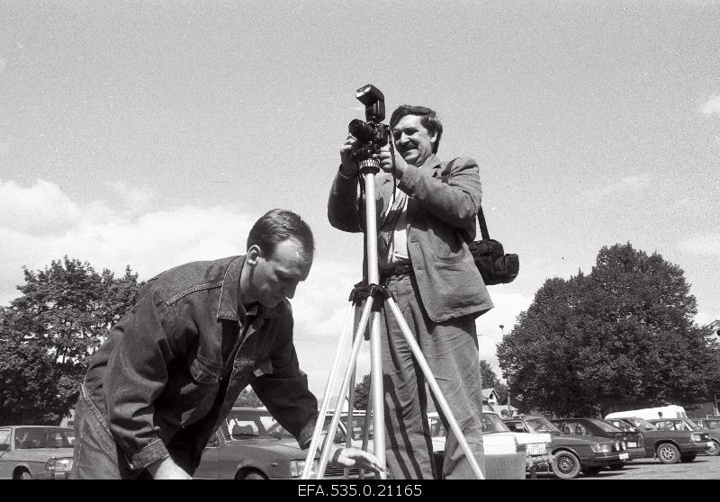 Photographers Jaan Pääsuke (left) and Mati Roosalu Freedom Square photograph the participants of the award of the students' Olympics winners.