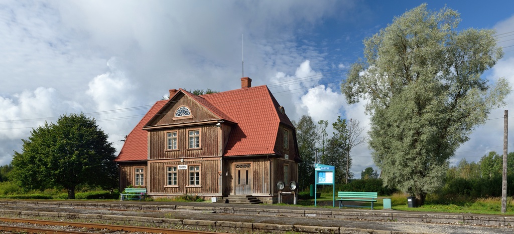 Tootsi station building