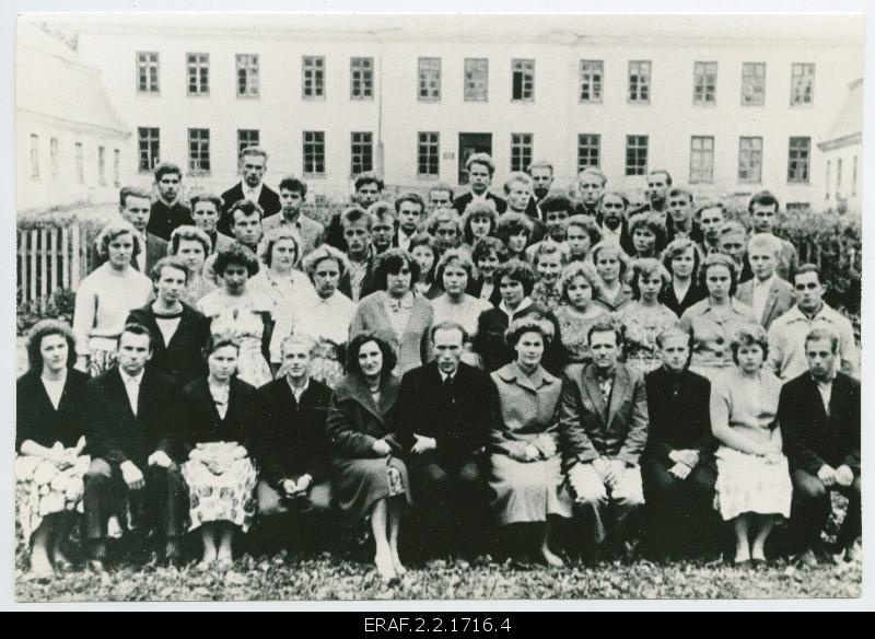 Participants of the 4th summer days of the young Hiiumaa in front of the Suuremõisa Castle in 1962. Group picture with the First Secretary of the District Committee, Endel Saare.