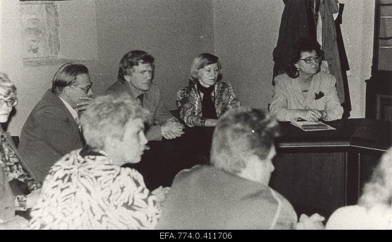 Meeting with the members of the Estonian Geography Society in Tallinn Matkamaja, Professor Leszek Kosinski, Secretary General of the International Geography Union (International Geography Union). From the left: Silvi Alumäe, Vice-President of the Society Anto Raukas, Andres Tarand, Karin Punning and Valve Kirsipuu; Astrid Värtina and Peeter Karing.