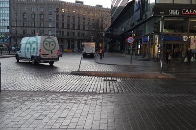 Vuokra-autoasema nykyisellä Asema-aukiolla. (Ns. Hoppapuulaaki eli Ford-merkkisten autojen taksiyhtiö perustettiin v. 1924.) rephoto