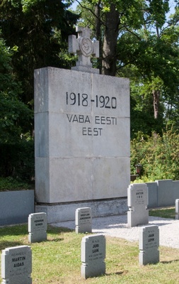 fotopostkaart, Viljandi, Vabadussõjas langenute kalmistu, purustatud mälestussammas ja hauatahvlid, 12.09.1945 rephoto