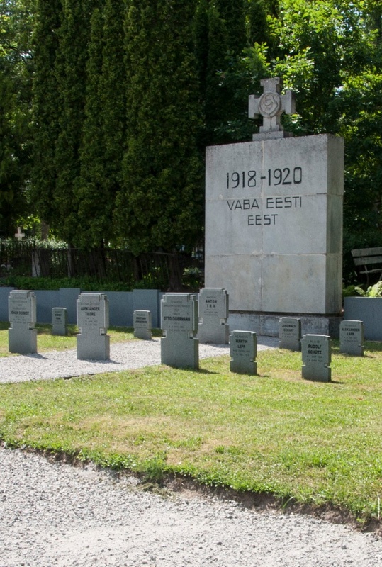 fotopostkaart, Viljandi, Eesti Vabadussõjas langenute kalmistu, purustused, 12.09.1945 rephoto