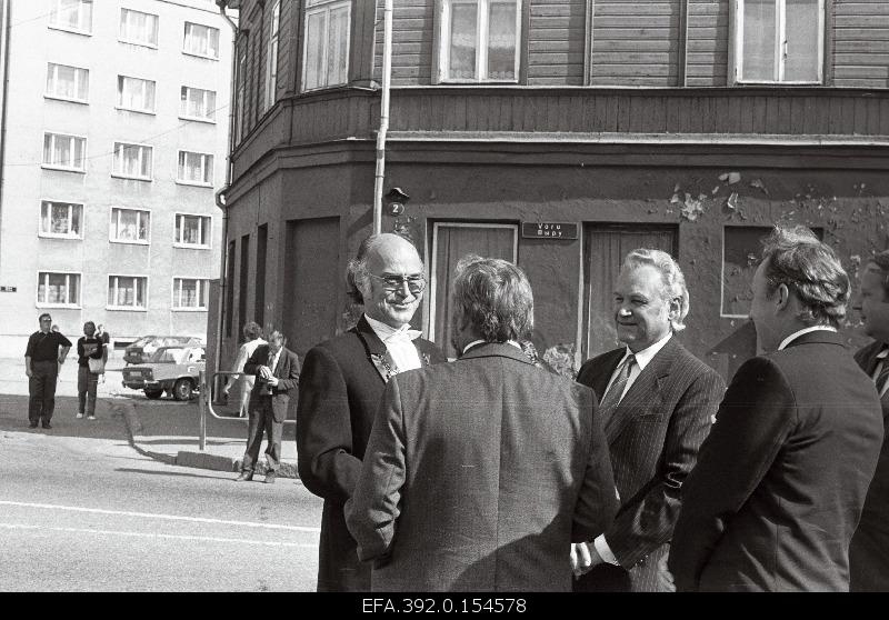 During the opening period of the academic year of the Estonian Academy of Agriculture, the rector of the EPA Olav Saveli (left) and the Chairman of the Supreme Council of the Republic of Estonia Arnold Rüütel (middle).