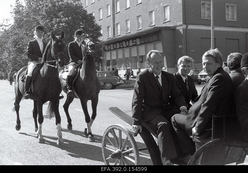 Lecturers of the Estonian Academy of Agriculture on the opening day of the academic year traveling in archives.