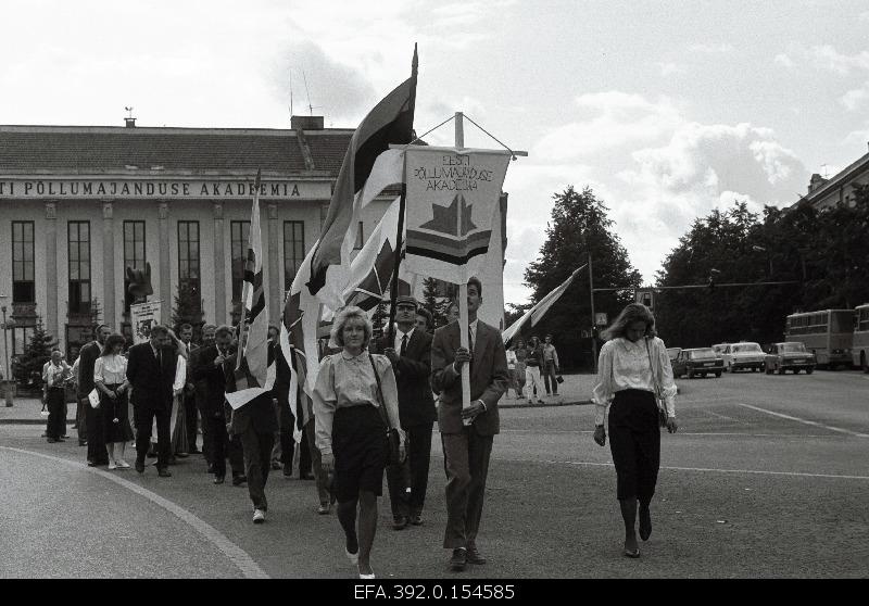 Estonian Academy of Agriculture Students’ train trip on the opening day of the academic year in front of the main building of the EPA.