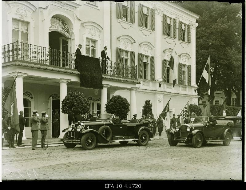 Reception of the Polish President J. Moszick in front of the castle of Kadrioru.