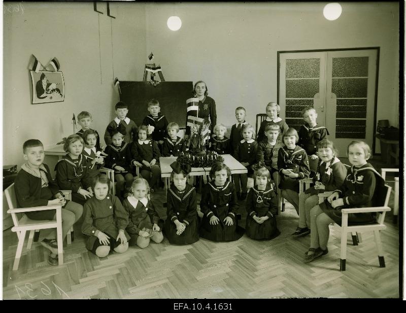 Group French Luceum kindergarten nurses.