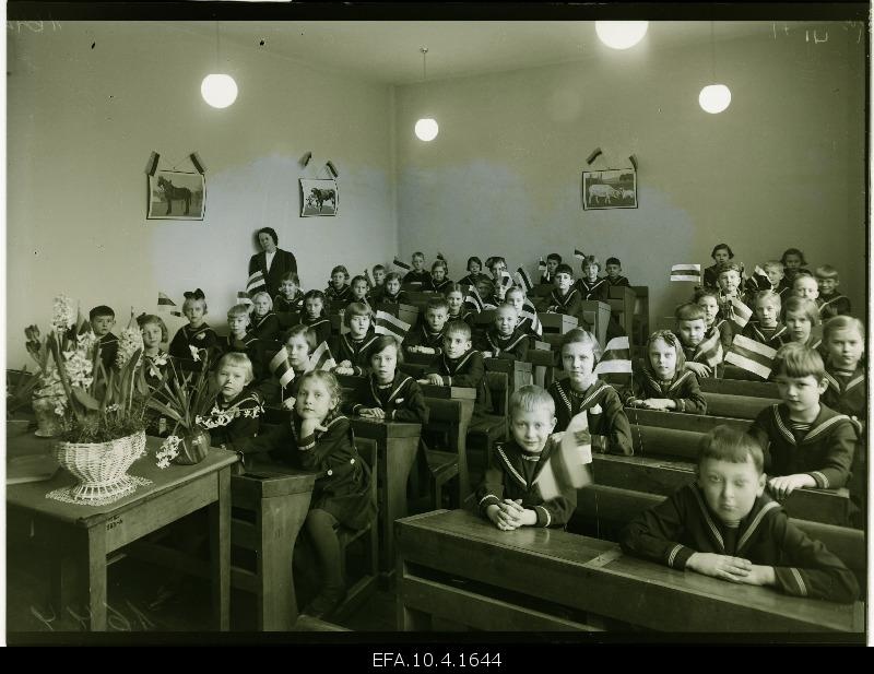 French Luceum I class students in class.