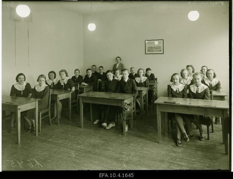 French Luceum IVa class students in class.