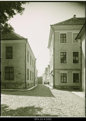 Toomkooli Street in Toompea.  similar photo