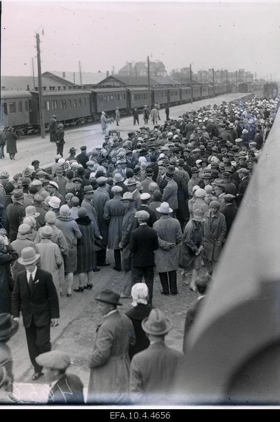 9th song singers arrived at the general song festival at the Baltic Station.
