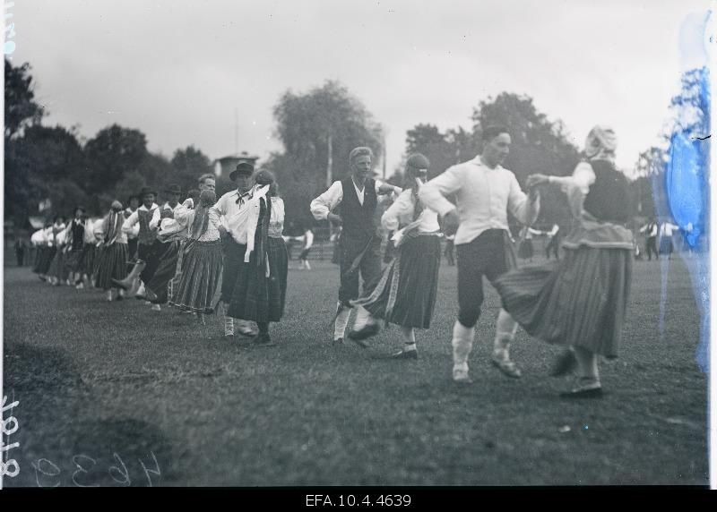 Performance of national dancers at the song club.