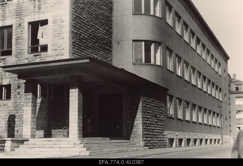 Building on the Hariduse Street, where Tallinn was temporarily located 19. Secondary school.