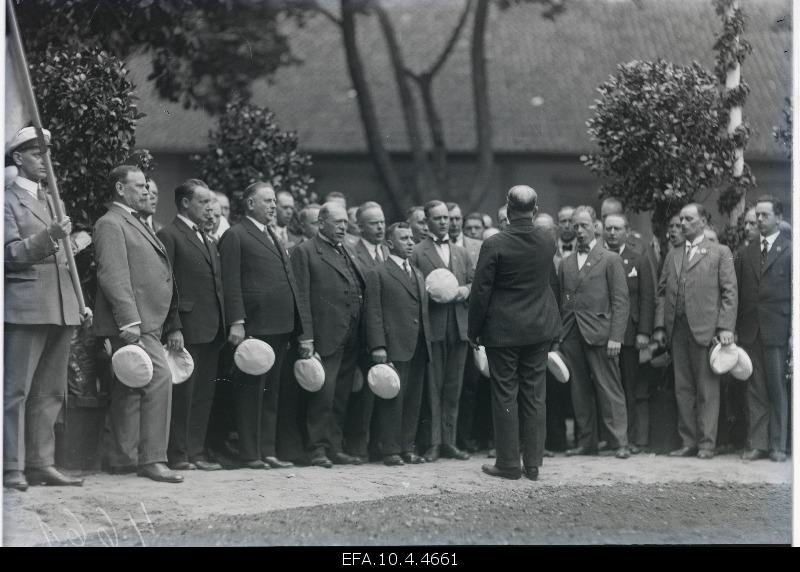 Men's choir on the 9th general singing party in the preliminary sample.