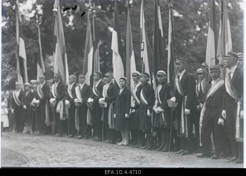 Students in the 9th general singing party train walk.