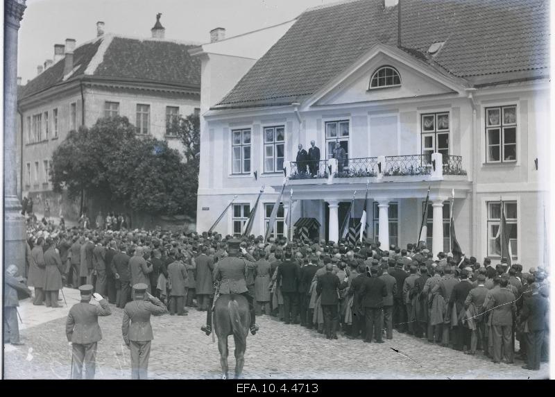 9th general singing party representatives on Toom at the house of the elder of the state.