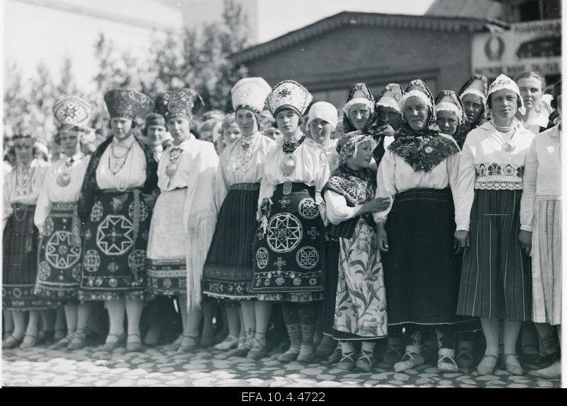 The girls who came in clothes to welcome the king of Sweden, Gustav V.