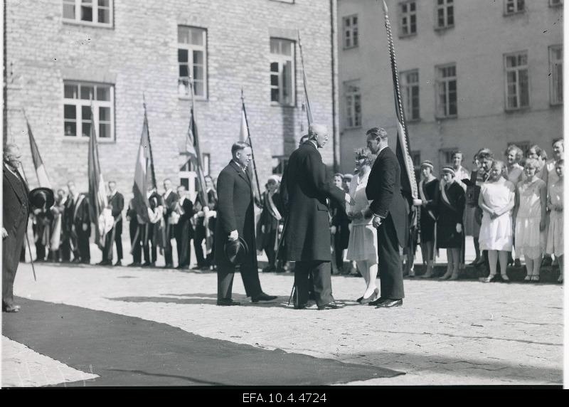 Representatives of the government welcomed King of Sweden Gustav V.