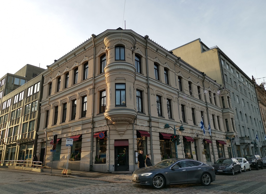 Fabianinkatu 10. ja Eteläesplanadi 8. kulman rakennus. Rakennuksen ovat suunnitelleet Konstantin Kiseleff ja Elia Heikel ja se on rakennettu vuonna 1883. Kortteli Pyöriäinen. rephoto