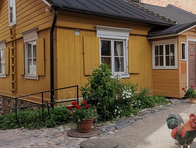 Kristianinkatu 12 pihan puolelta. Vasemmalla Martta Bröyer (Nevalainen). Katolle vieviin tikkaisiin nojaa mahdollisen tulipalon sammuttamisessa käytettävä palohaka. rephoto