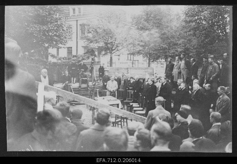 Festive cornerstone of the reconstructive and additional construction of the Estonian bank building. On the left, chief priest Nikolai Päts, mayor Jaan Soots (right 5. ), Jüri Jaakson President of Eesti Pank (preferably 4. ), State Senior Konstantin Päts (Partly 2.)