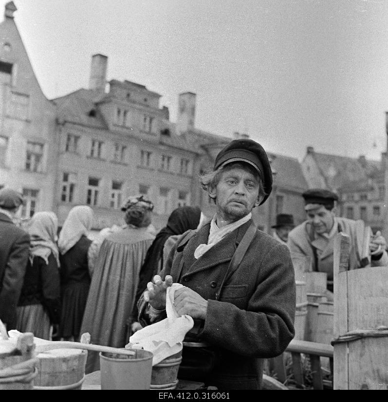 Filming "Mäeküla milkman" at Raekoja Square. Jüri Järvet - Mountain Village milkman Tõnu Prillupina