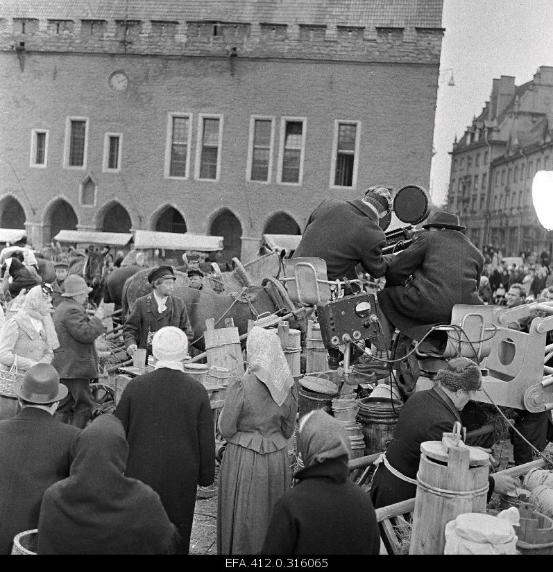 Filming "Mäeküla milkman" at Raekoja Square. Jüri Järvet - Mountain Village milkman Tõnu Prillupina