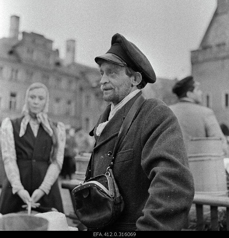 Filming "Mäeküla milkman" at Raekoja Square. Jüri Järvet - Mountain Village milkman Tõnu Prillupina