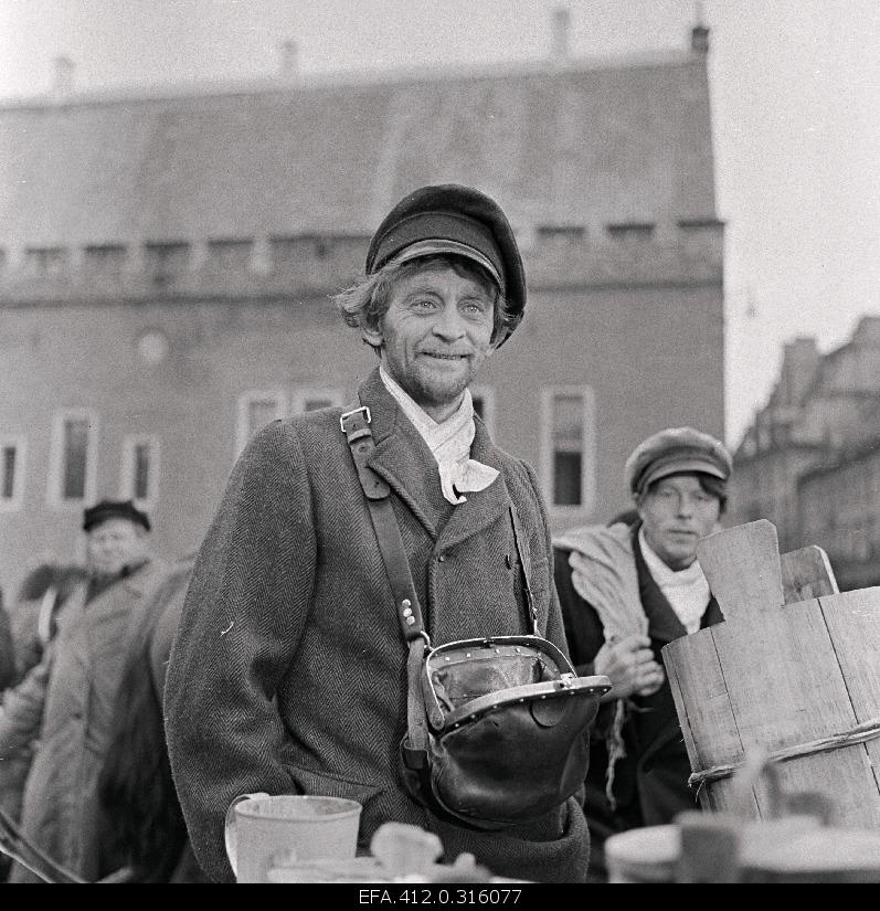 Filming "Mäeküla milkman" at Raekoja Square. Jüri Järvet - Mountain Village milkman Tõnu Prillupina