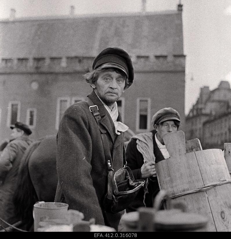 Filming "Mäeküla milkman" at Raekoja Square. Jüri Järvet - Mountain Village milkman Tõnu Prillupina