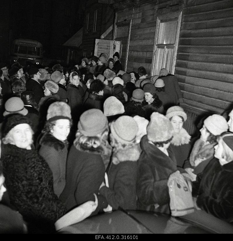 The people in front of the house are struggling at the time of the registration of the marriage by the singer Georg Otsa and Ilona Young.