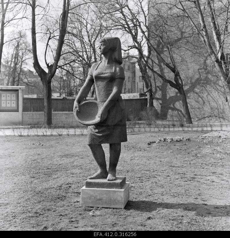 Talk about the sculpture of Eskel "The girl with the season" on the corner of Suvorov puiestee and Lauristin Street.