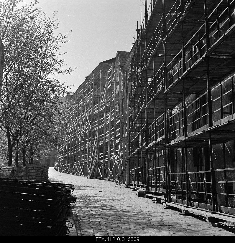 Old-Tooma Street in order (preparation for the 25th anniversary of the Republic).