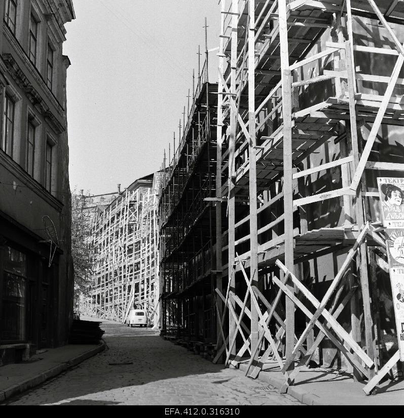 Old-Tooma Street in order (preparation for the 25th anniversary of the Republic).