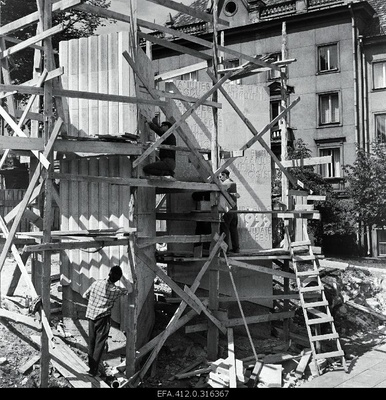 Ed. Construction of the Vilde monument at the corner of Harju and Niguliste tn.  similar photo