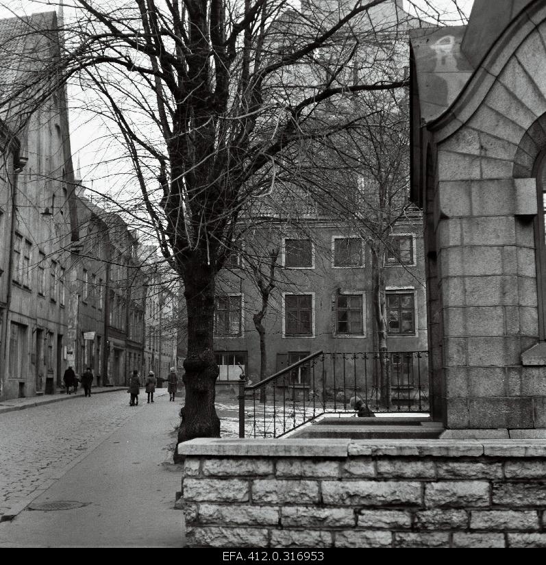 Places related to the poetry Marie Under in Tallinn. Long 36, Long 34, at the forefront "Green Market".