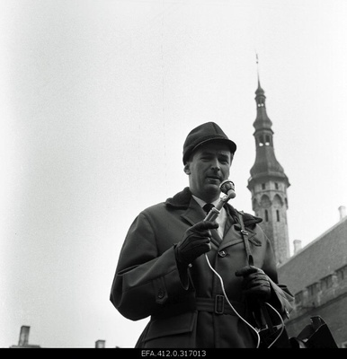 Radio porter Ivar Trikkel.  similar photo