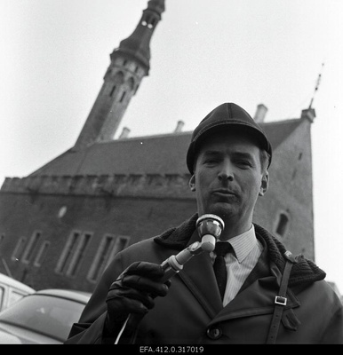 Radio porter Ivar Trikkel.  similar photo