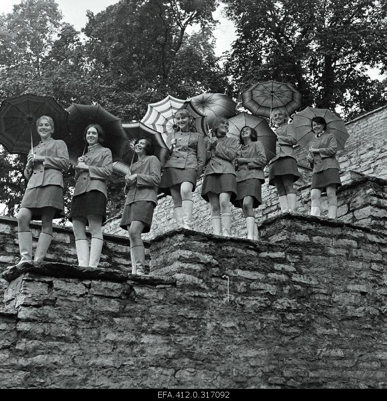 Girls' ensemble "Elektra" with rain shelters.