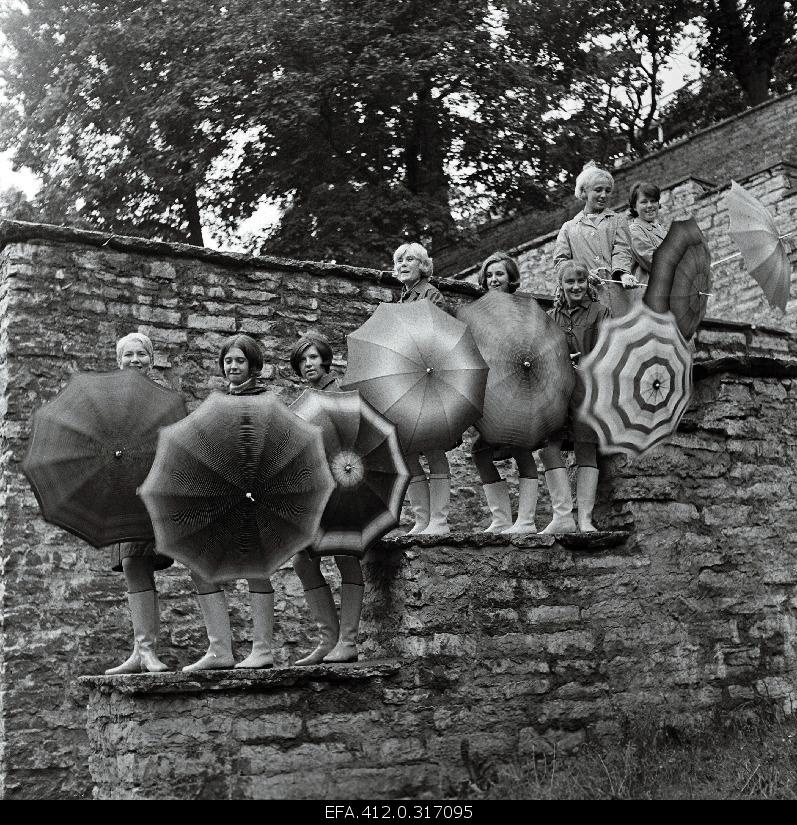 Girls' ensemble "Elektra" with rain shelters.