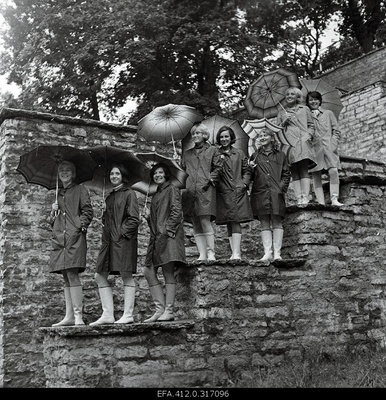 Girls' ensemble "Elektra" with rain shelters.  similar photo
