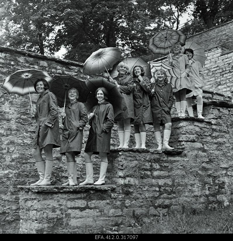 Girls' ensemble "Elektra" with rain shelters.