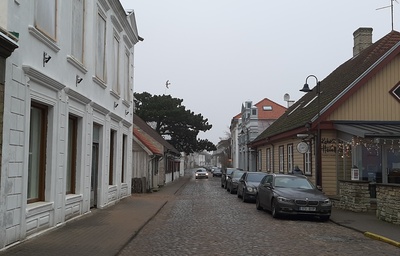 Kuressaare, Kauba tänav, vaade Schwallbachi kaubamaja eest Pika tänava poole rephoto