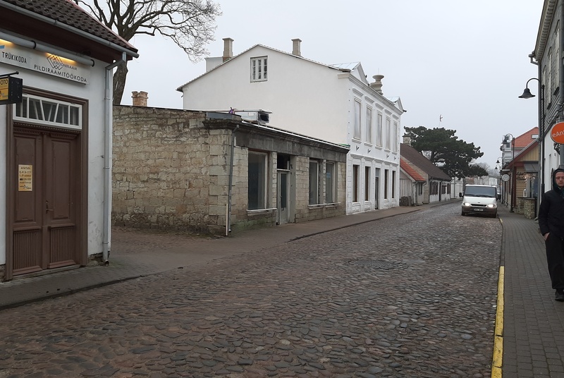 Kuressaare  - vaade Kauba tänavale, esiplaanil Scwallbaci kaubamaja. rephoto