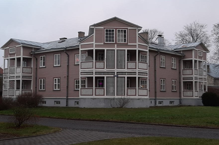 Elamu Kuressaares, vaade hoonele nurgalt. Arhitekt Lilian Hansar rephoto