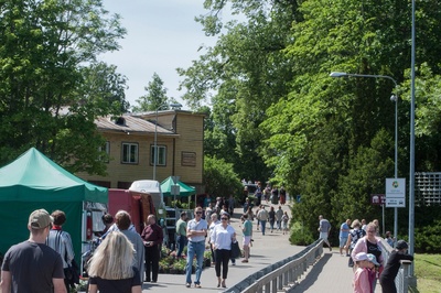 Räpina. Pargi ja vana Võru maantee nurk. Paremal sepikoda. rephoto