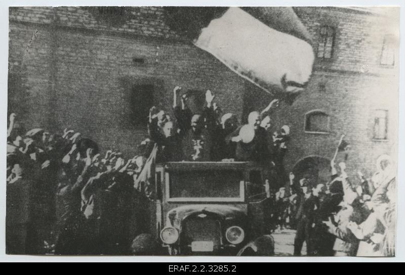 Political prisoners released from the battery prison, released on the truck.